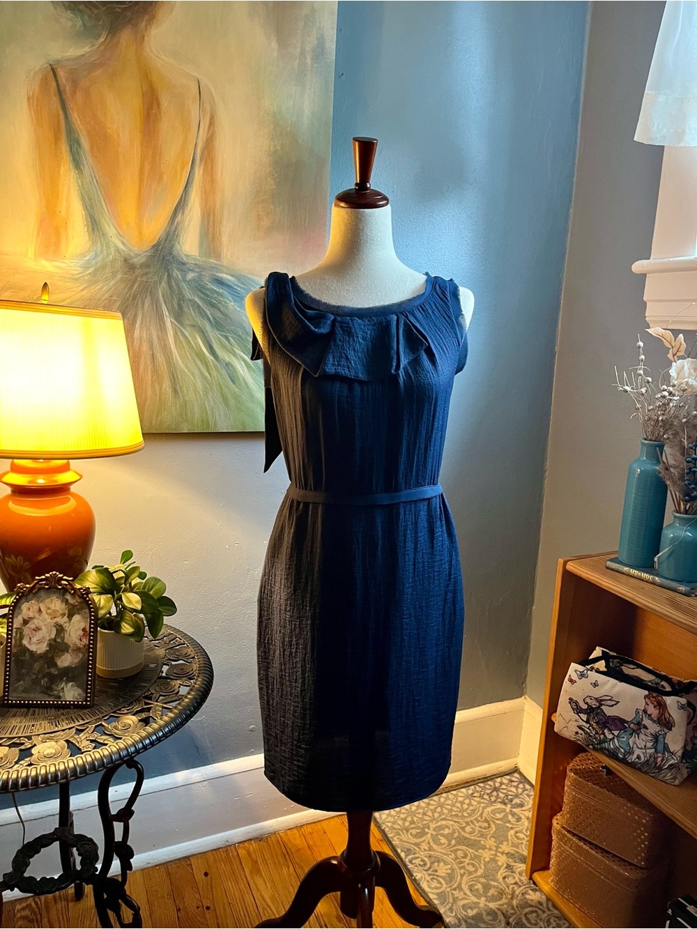Preloved like new condition, Vera Wang, “Simply Vera” size 4 navy dress.